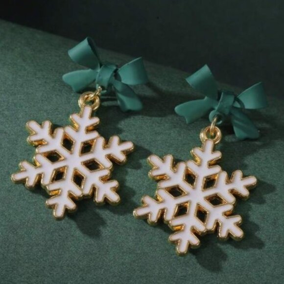 🌟BUY 1 GET 1 FREE🌟 BRAND NEW Charming Snowflake & Green Bow Dangle Earrings - Picture 4 of 4